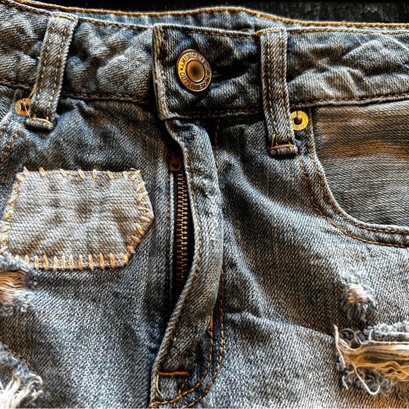 American Eagle Size 2 Embroidered Patches Light wash Denim Jean - Picture 4 of 7